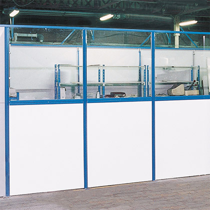 Wandelement: Stahlblechplatte und Plexiglas kombiniert